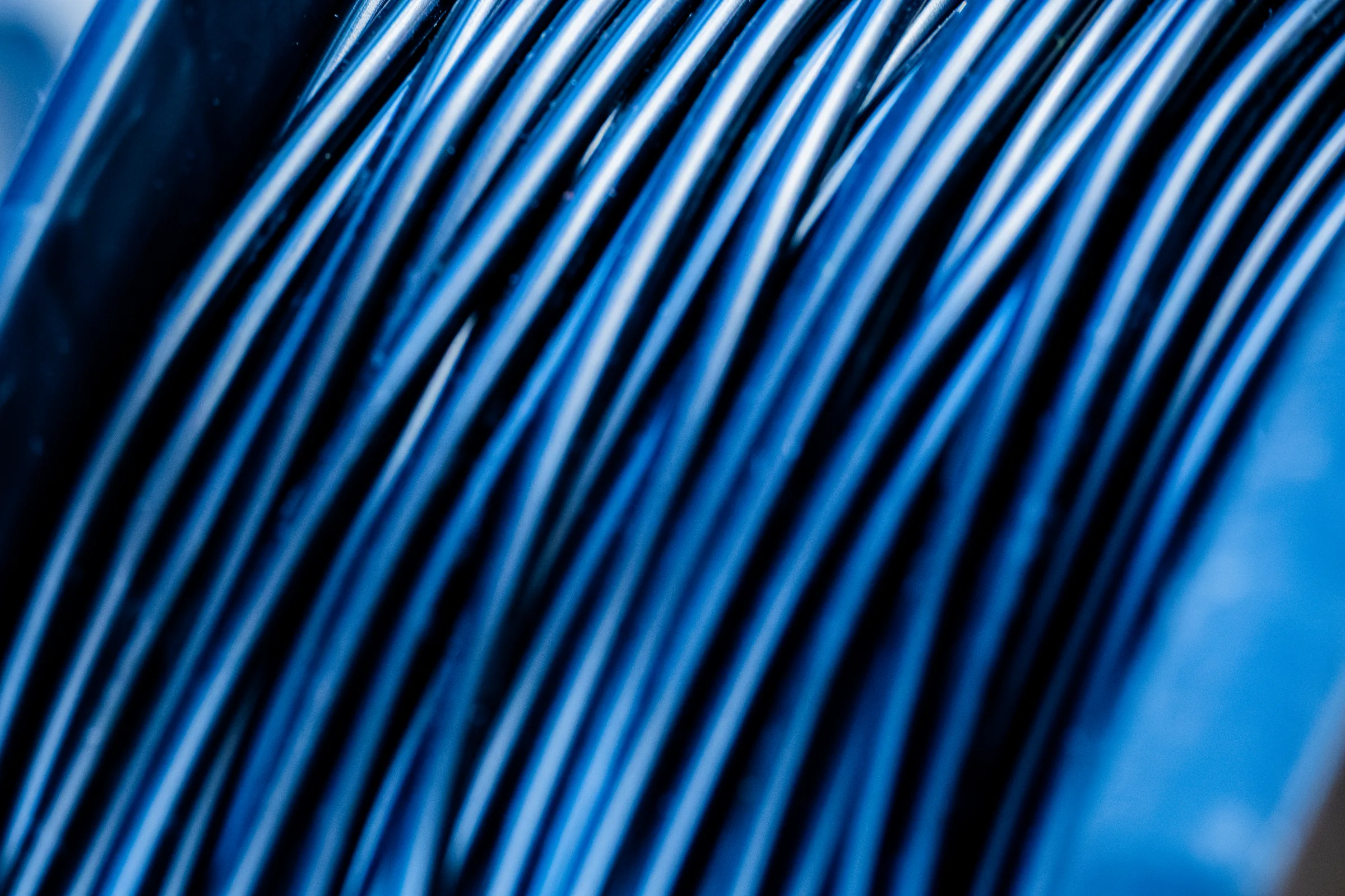 Gebündelte blaue Kunststoffdrähte, Makro — Industriereportage IKV/RWTH Aachen — Kunststofftechnik-Grundlehrgang, Foto eoglou media design Aachen
