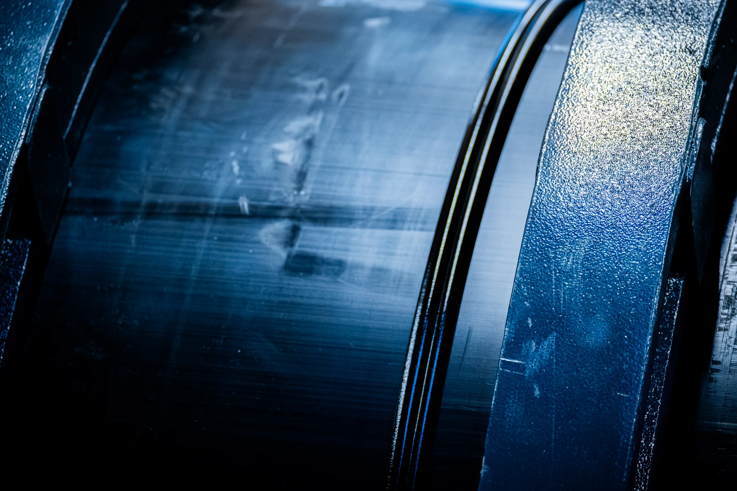 Makro einer blauen Kunststoff-Schweißnaht — Industriereportage IKV/RWTH Aachen — Kunststofftechnik-Grundlehrgang, Foto eoglou media design Aachen