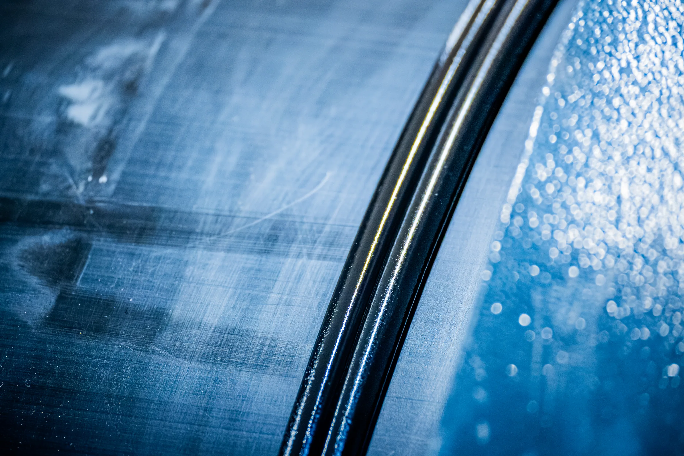 Makroaufnahme einer blauen Kunststoff-Schweißnaht — Industriereportage IKV/RWTH Aachen — Kunststofftechnik-Grundlehrgang, Foto eoglou media design Aachen