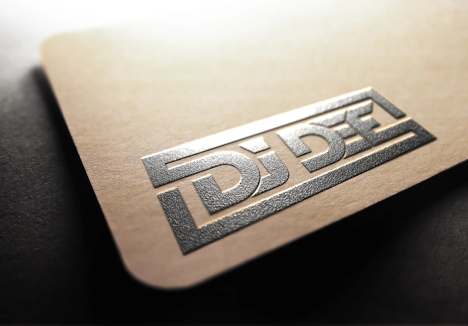 DJ Dee Monogramm-Emblem als Prägung auf Visitenkarte — Logo-Design von Emrach aus Aachen
