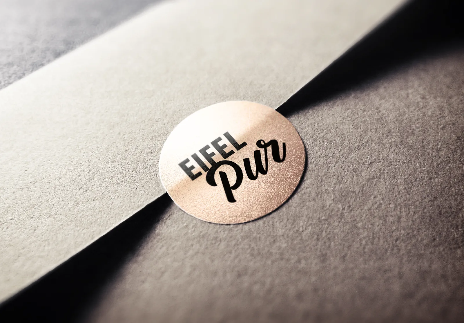 Eifel Pur Logo als runder Sticker in Kupferfolie auf Umschlag — Logo-Design von Emrach aus Aachen