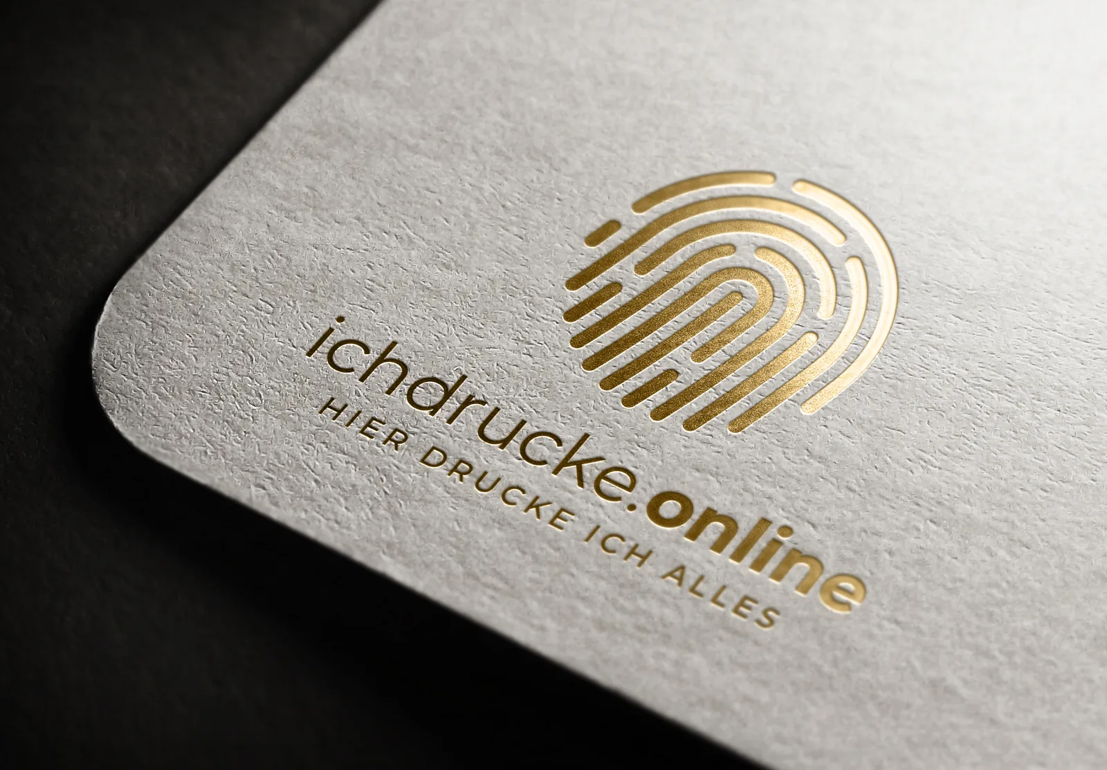 ichdrucke.online-Logo mit Fingerabdruck-Signet in Goldfolie auf Karte gepr&auml;gt &mdash; Logo-Design von Emrach aus Aachen