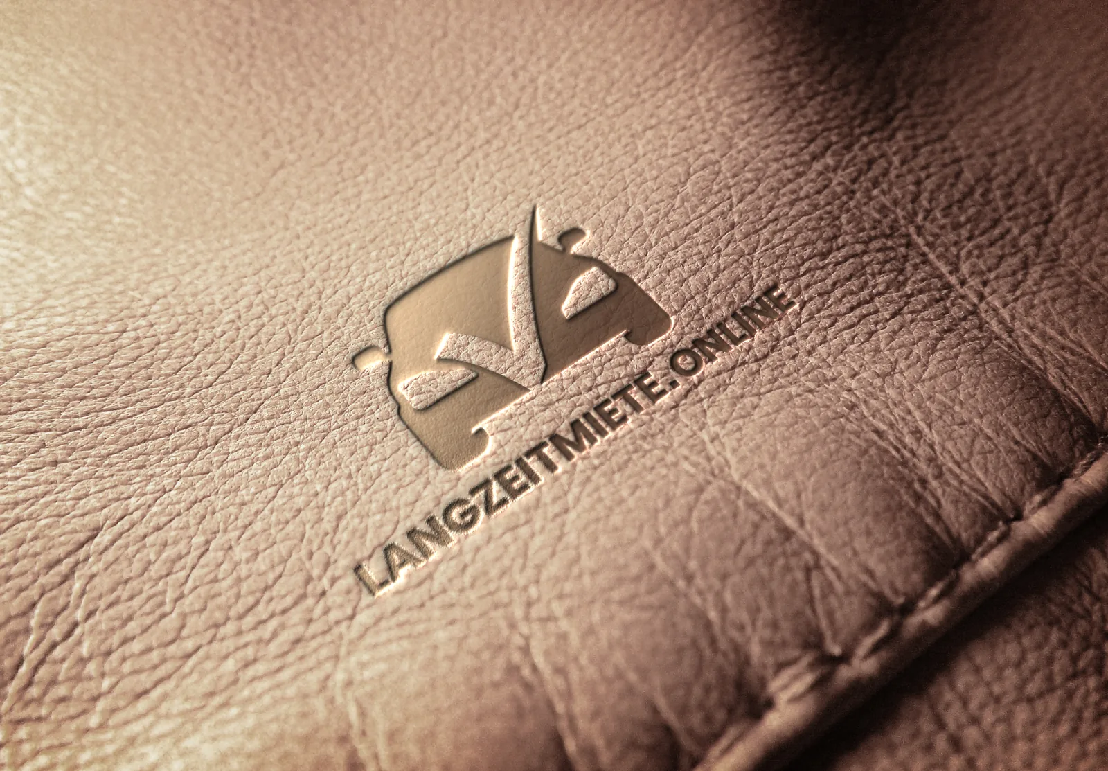langzeitmiete.online Logo mit Auto-Signet als Prägung auf Leder — Logo-Design von Emrach aus Aachen
