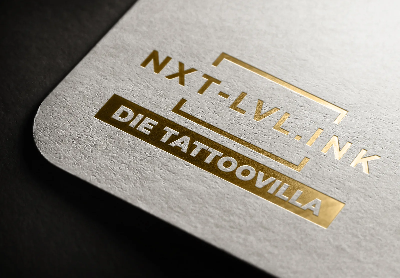 NXT-LVL.INK Die Tattoovilla — Logo-Lockup in Goldfolienprägung auf Karte, Logo-Design von Emrach aus Aachen