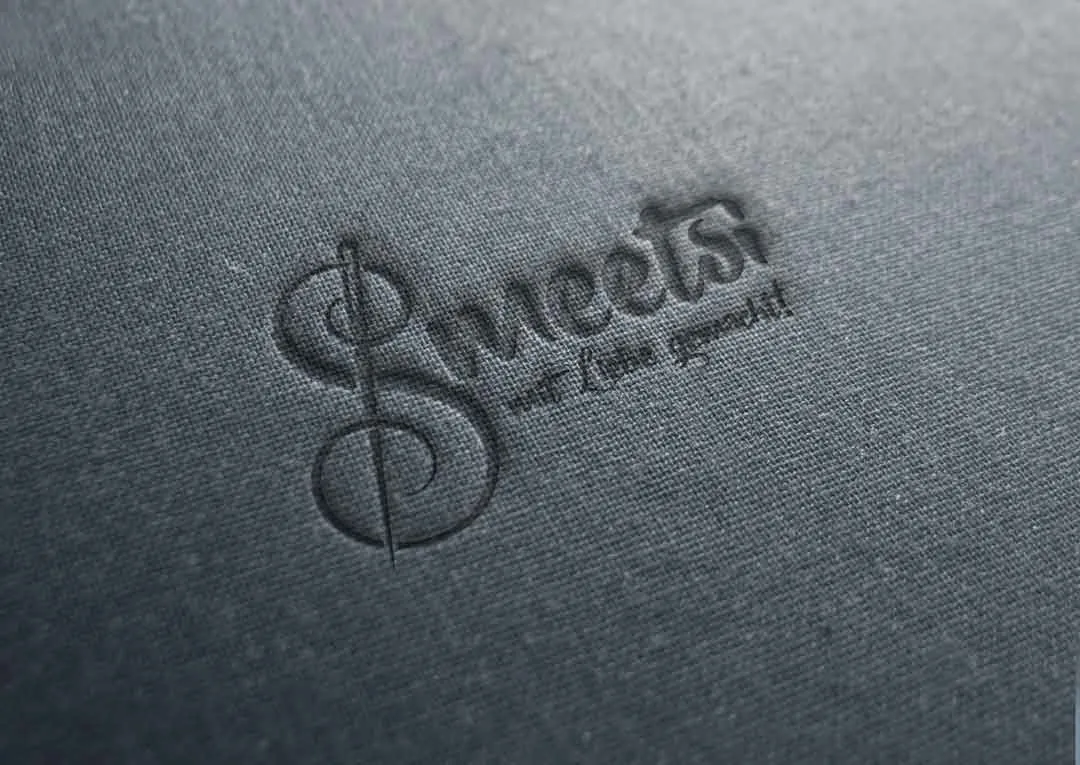Smeetsi mit Liebe genäht — Schriftzug mit Nadel-und-Faden-S als Prägung auf Stoff, Logo-Design von Emrach aus Aachen