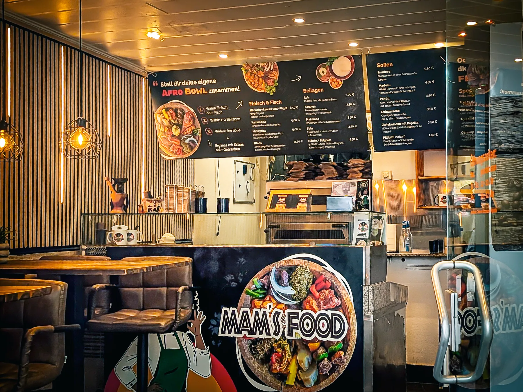 Mam's Food Eingang — Glastür mit Schaufensterfolie und OPEN-Schild, Halal-Zertifikat, Logo-Applikation, Corporate Design von eoglou aus Aachen