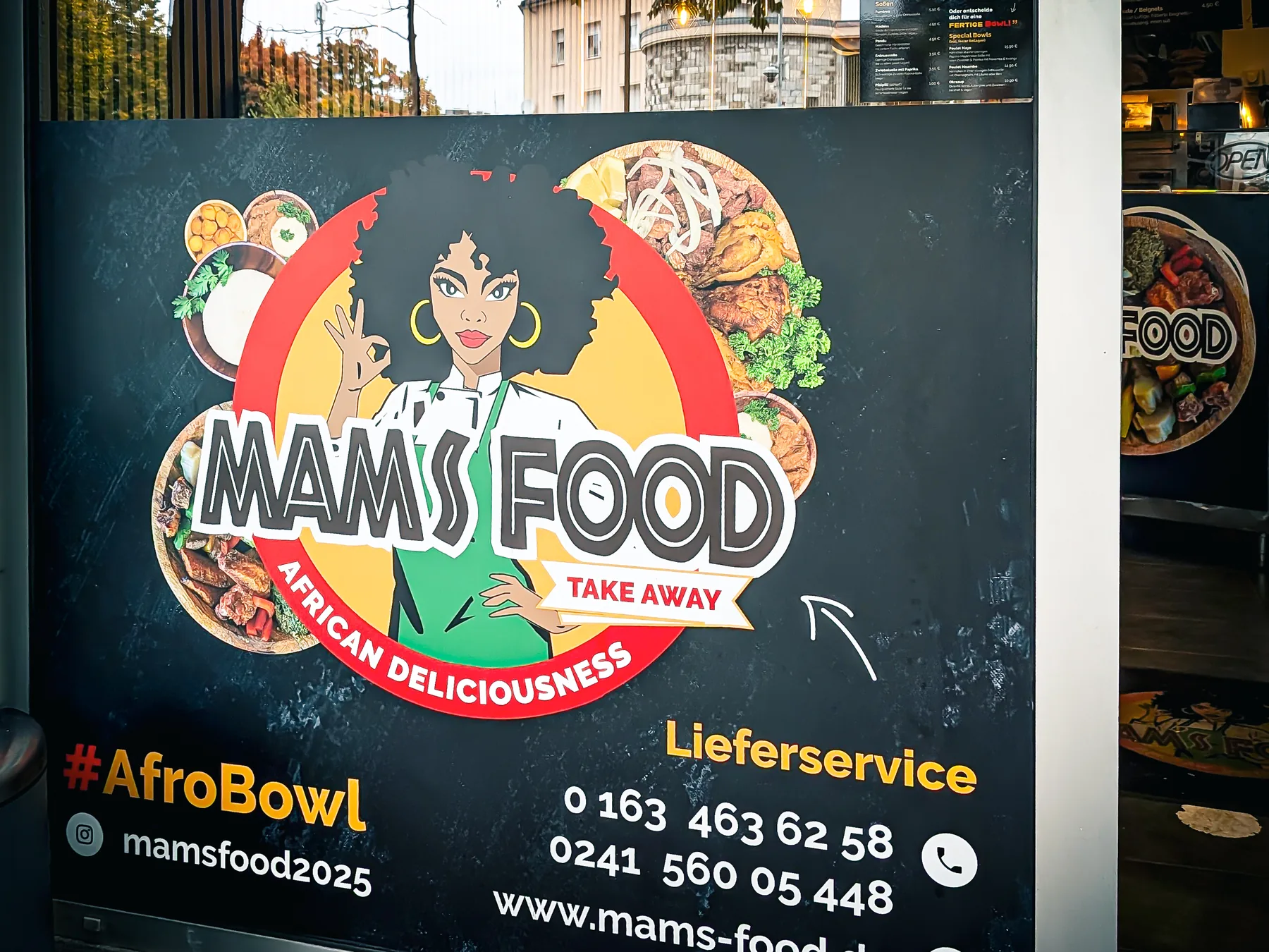 Mam's Food Schaufensterfolie im Detail — verfeinertes Logo mit Kontaktdaten, Lieferservice-Telefonnummern und Instagram-Handle, Corporate Design von eoglou aus Aachen