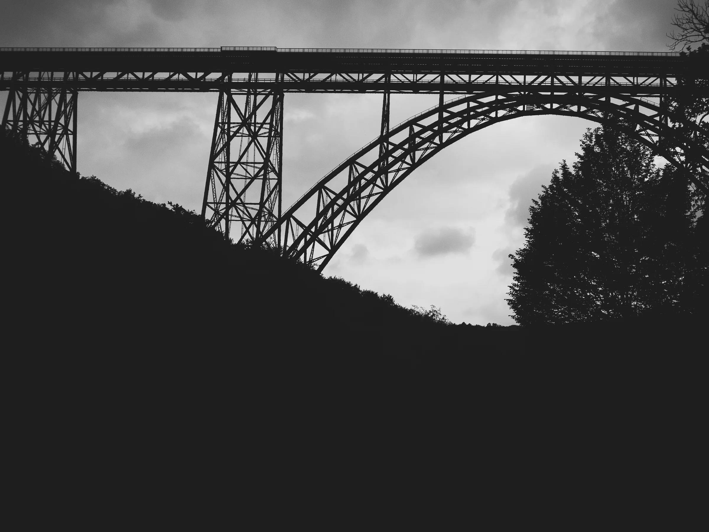 Totale — Bogen über dem Wuppertal, Schwarzweiß-Architekturfotografie von Emrach aus Aachen