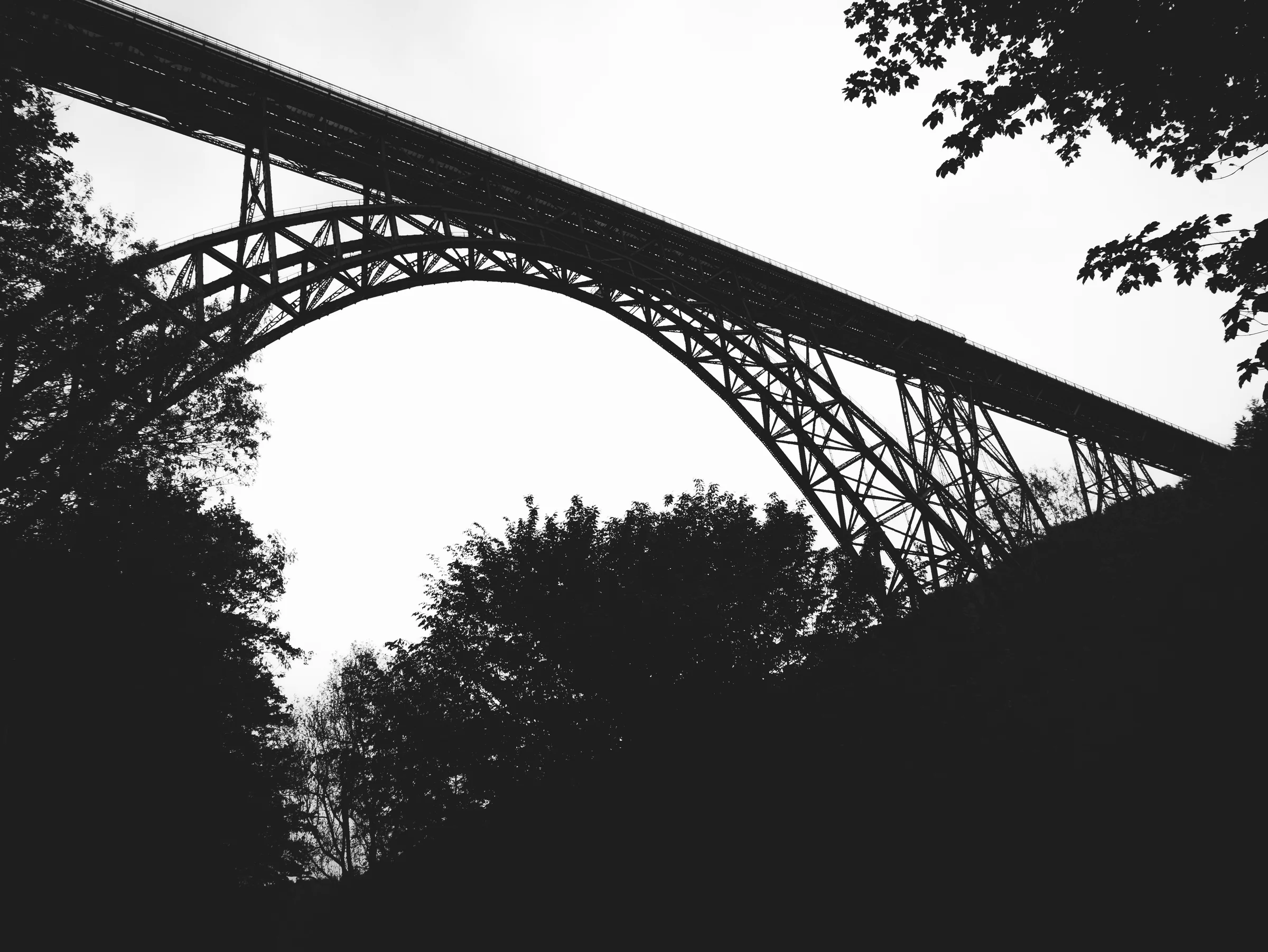 Bogen — Stahlfachwerk-Konstruktion, Schwarzweiß-Architekturfotografie von Emrach aus Aachen