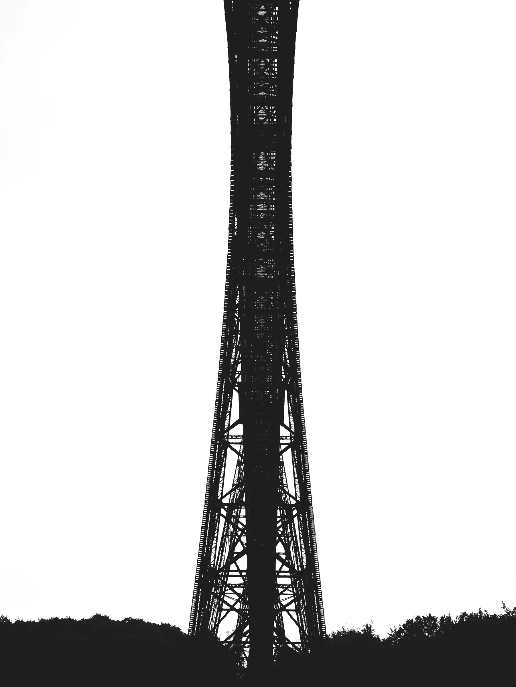 Pfeiler — Untersicht vertikal, Schwarzweiß-Architekturfotografie von Emrach aus Aachen