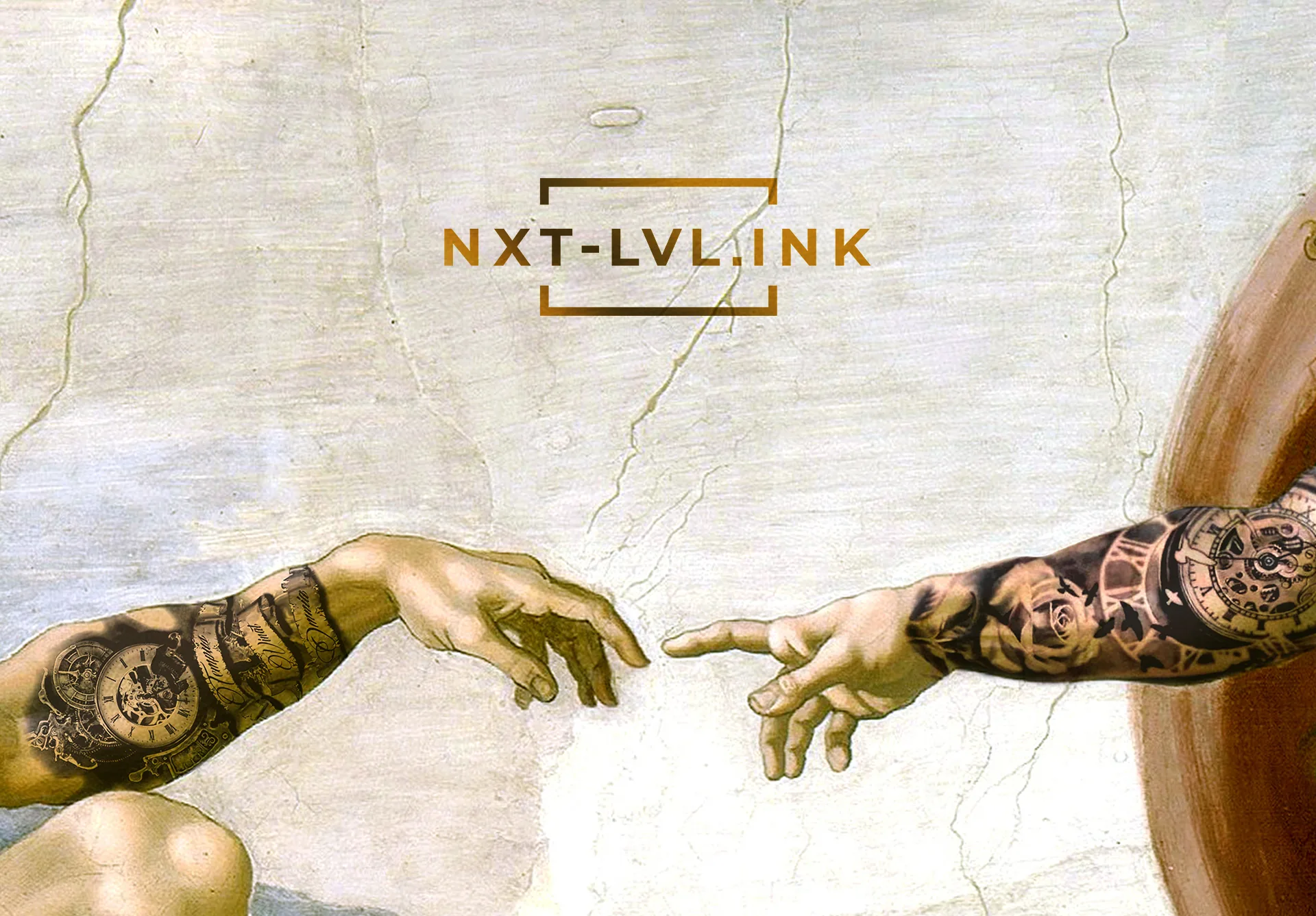 Markenkeyvisual NXT-LVL.INK 2018 — Michelangelo-H&auml;nde t&auml;towiert mit Gold-Schriftzug, Branding von Emrach aus Aachen