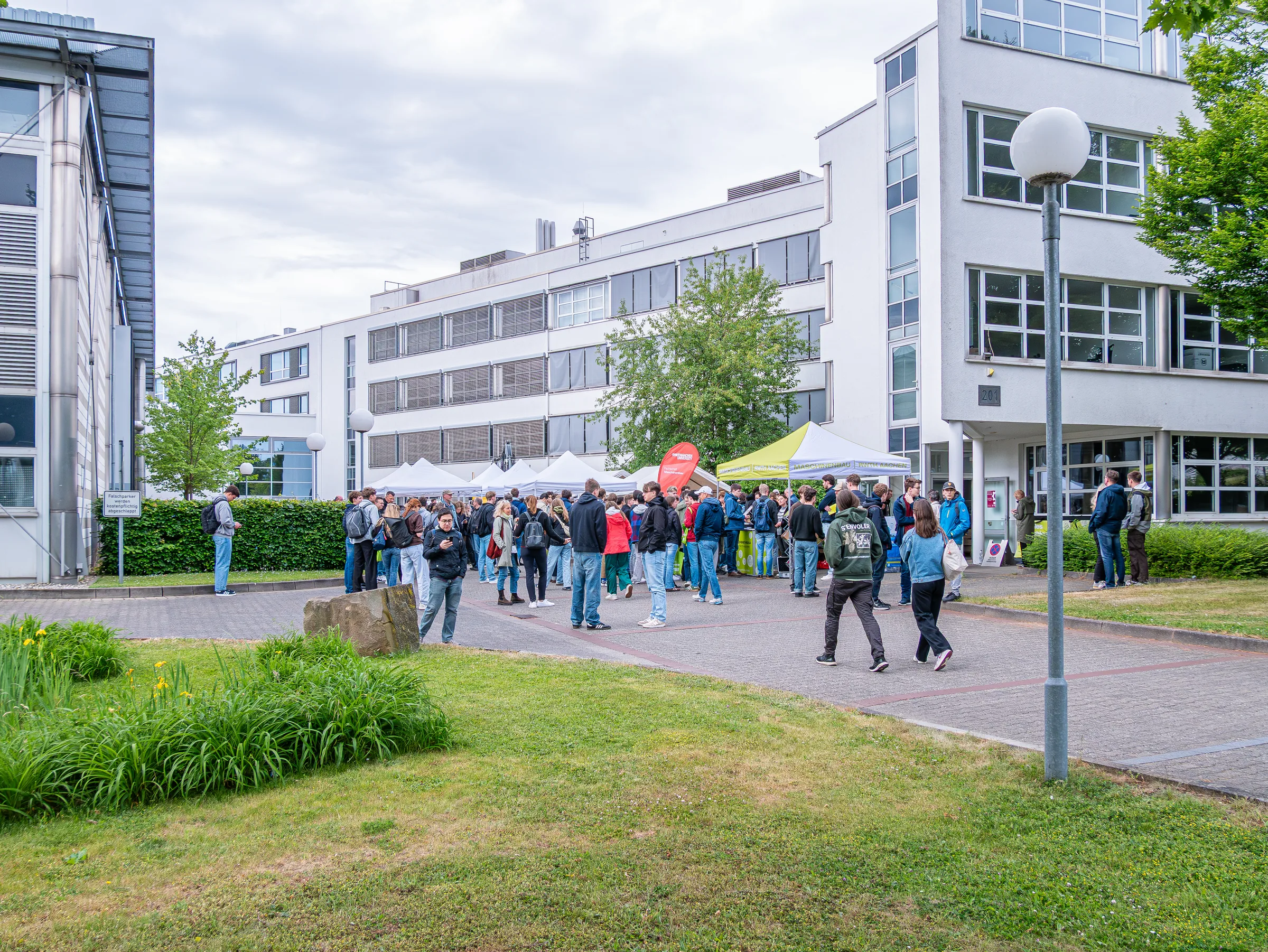 Campus im Andrang beim Tag des Maschinenbaus 2025 an der RWTH Aachen — Event- und Reportagefotografie, Foto eoglou media design Aachen