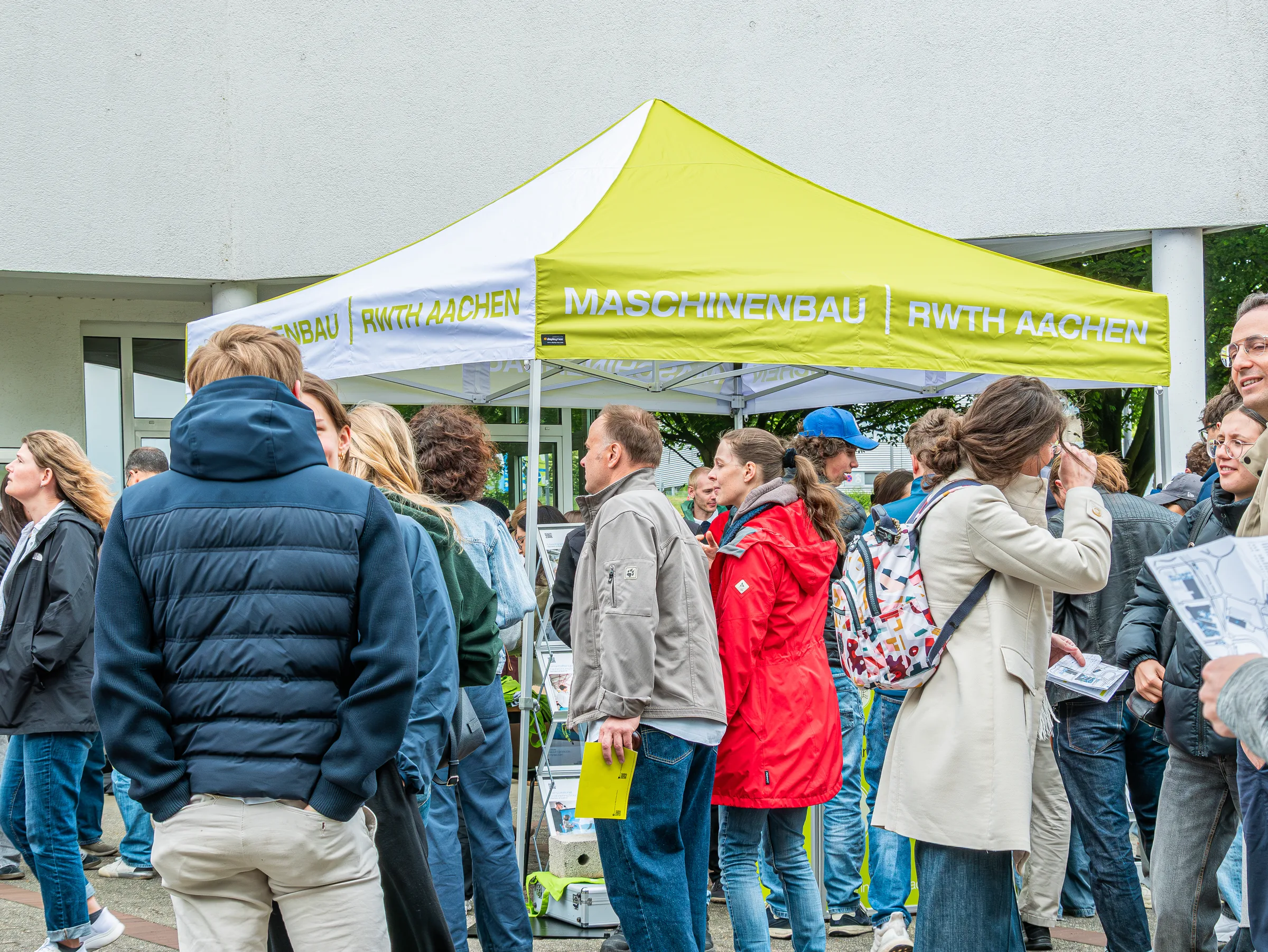 Gespräch am Stand beim Tag des Maschinenbaus 2025 an der RWTH Aachen — Event- und Reportagefotografie, Foto eoglou media design Aachen