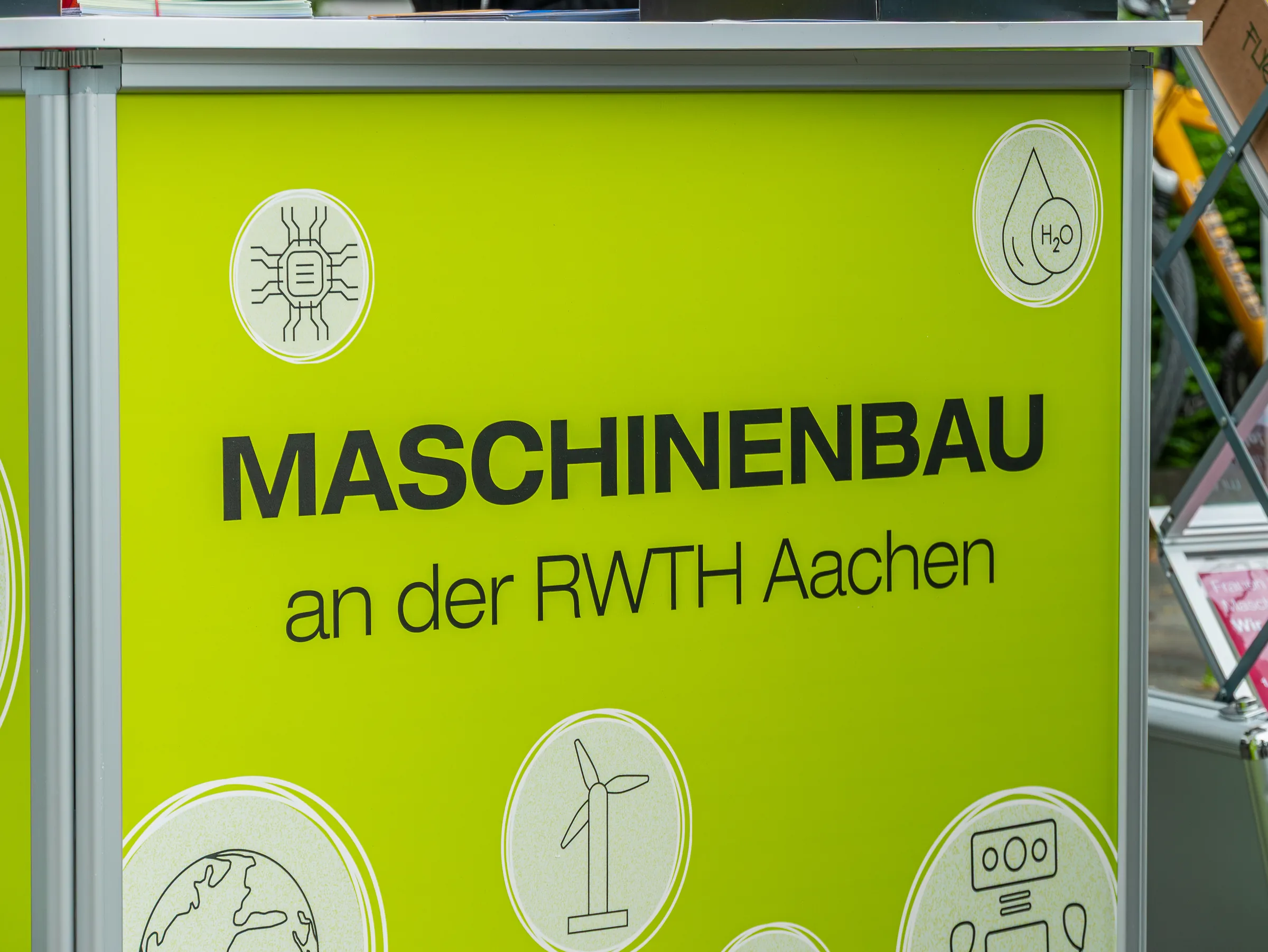 Austausch am Stand beim Tag des Maschinenbaus 2025 an der RWTH Aachen — Event- und Reportagefotografie, Foto eoglou media design Aachen