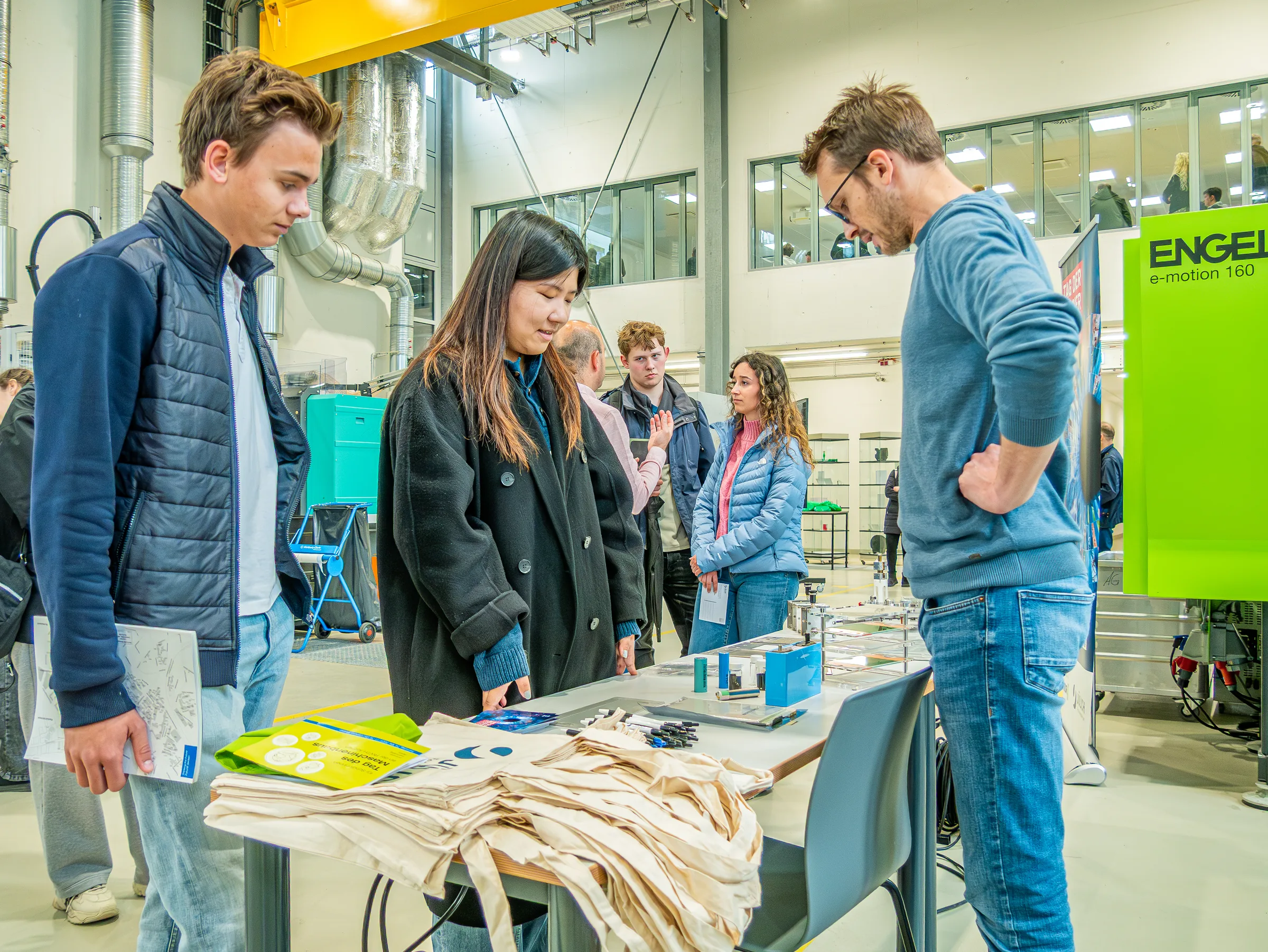 Material in der Hand beim Tag des Maschinenbaus 2025 an der RWTH Aachen — Event- und Reportagefotografie, Foto eoglou media design Aachen