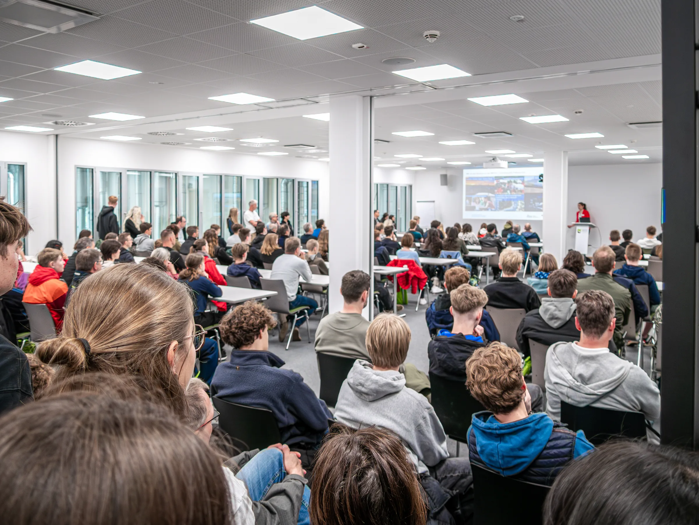 Voller Hörsaal beim Tag des Maschinenbaus 2025 an der RWTH Aachen — Event- und Reportagefotografie, Foto eoglou media design Aachen