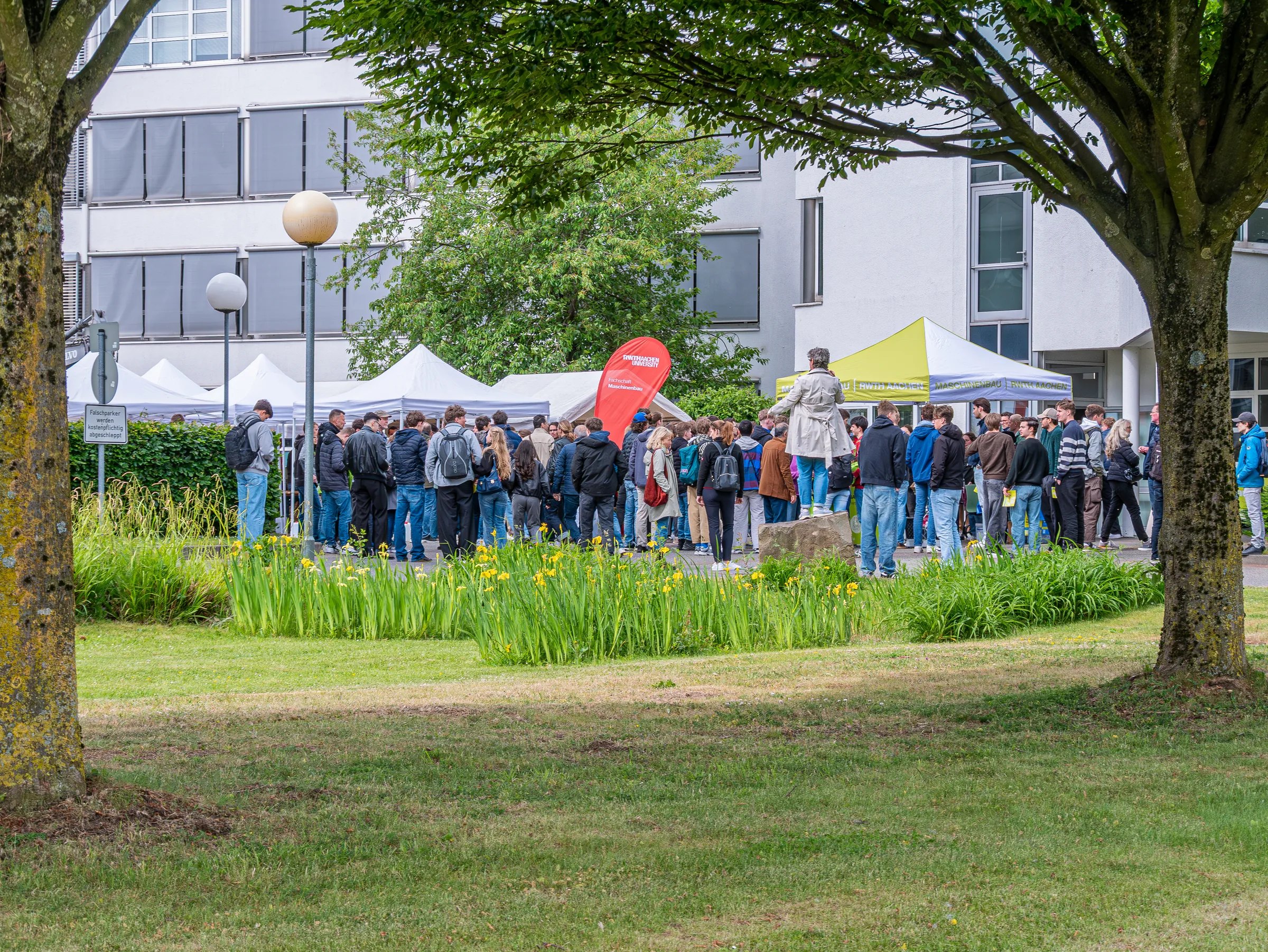 Anreise über den Campus beim Tag des Maschinenbaus 2025 an der RWTH Aachen — Event- und Reportagefotografie, Foto eoglou media design Aachen