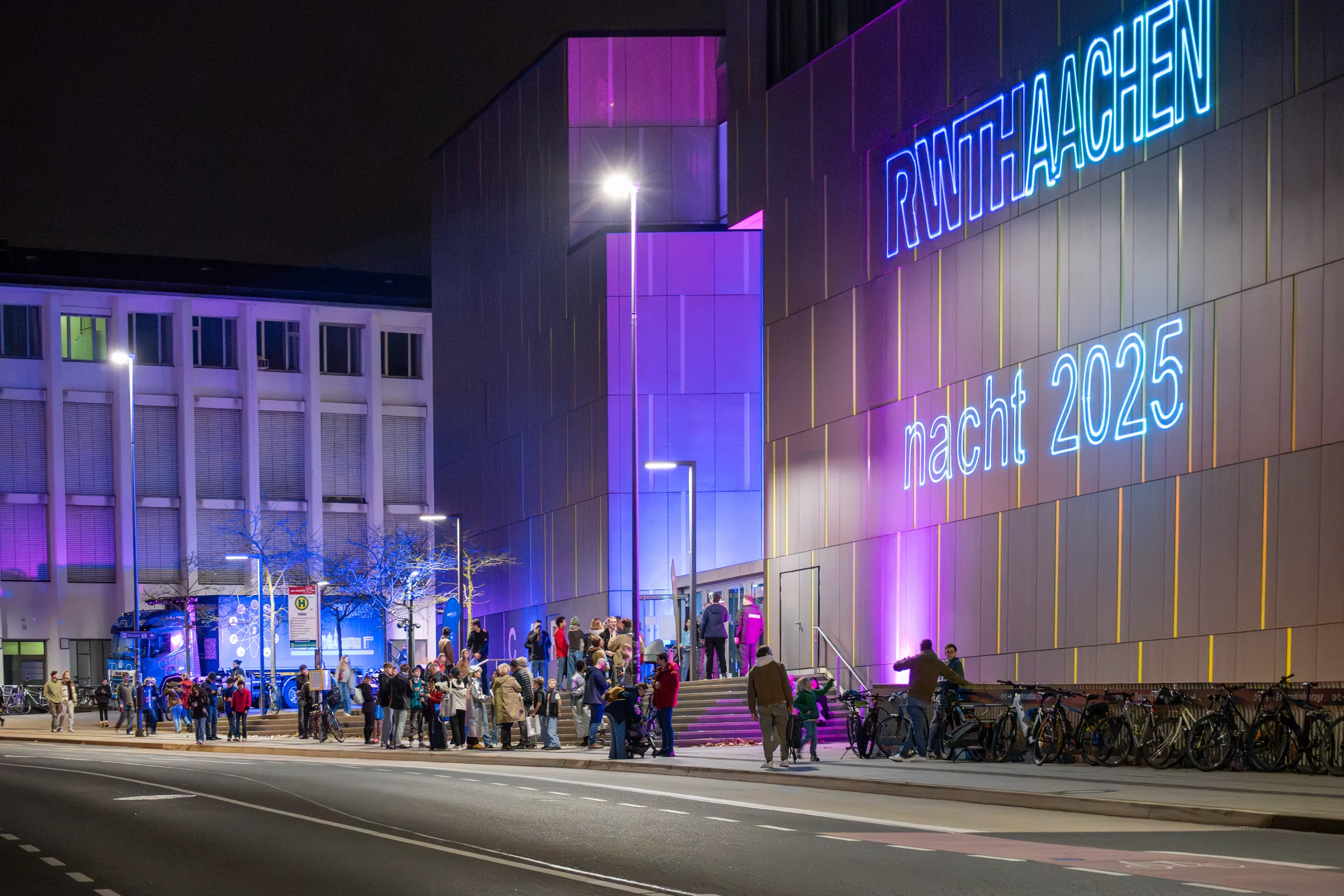 Wissenschaftsnacht — Foto-Reihe-Cover, Nacht-Reportage · RWTH „5 vor 12“ · 2025, von Emrach aus Aachen