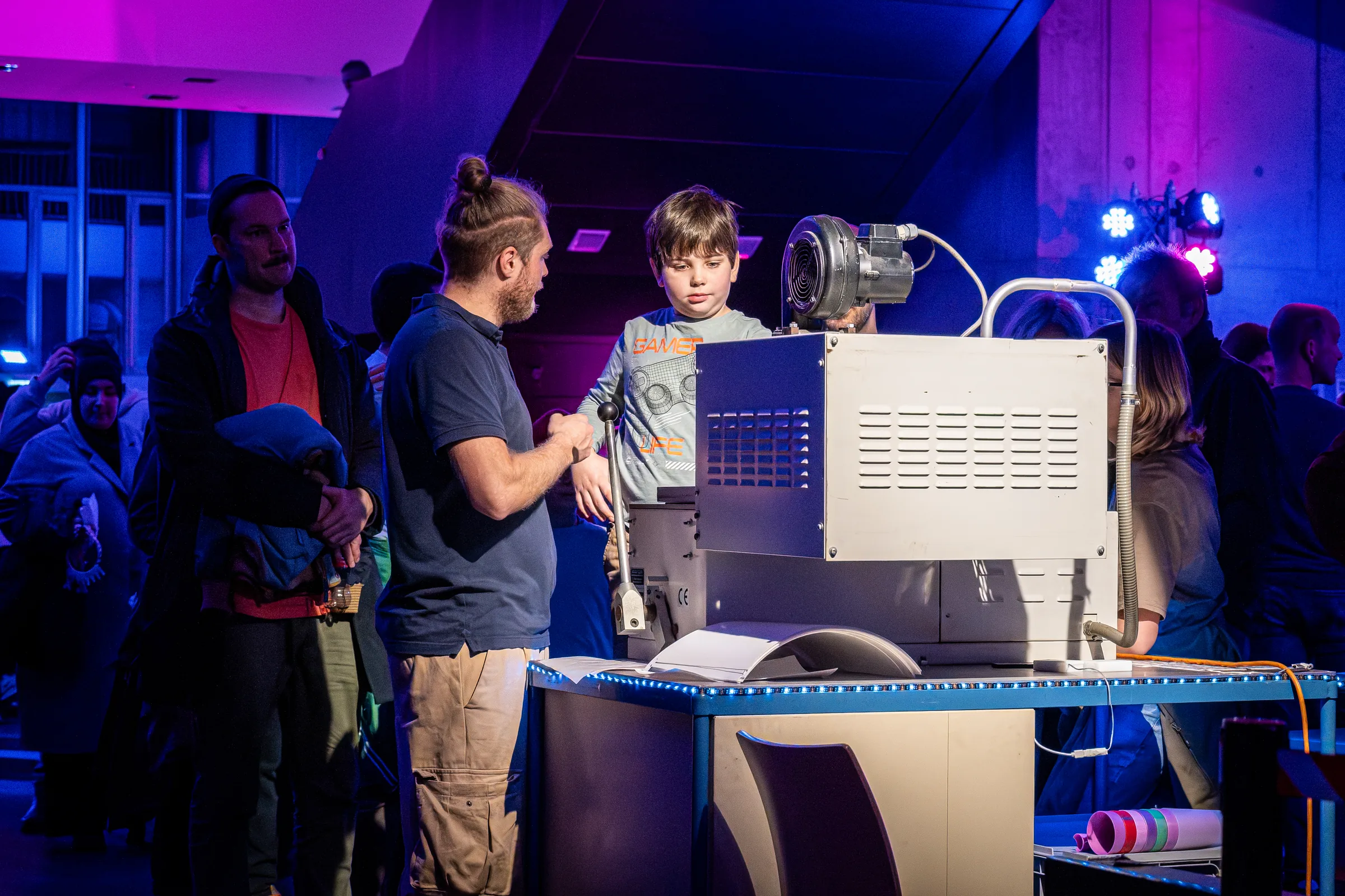Am Exponat bei der RWTH-Wissenschaftsnacht 2025 in Aachen — Event- und Reportagefotografie, Foto eoglou media design Aachen