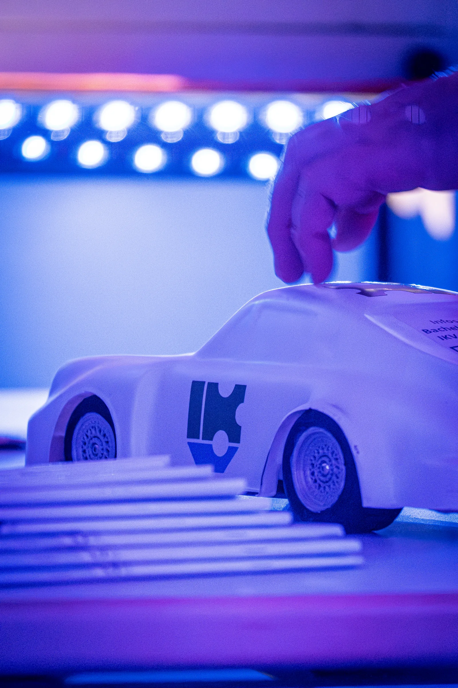 Modellauto im Licht bei der RWTH-Wissenschaftsnacht 2025 in Aachen — Event- und Reportagefotografie, Foto eoglou media design Aachen