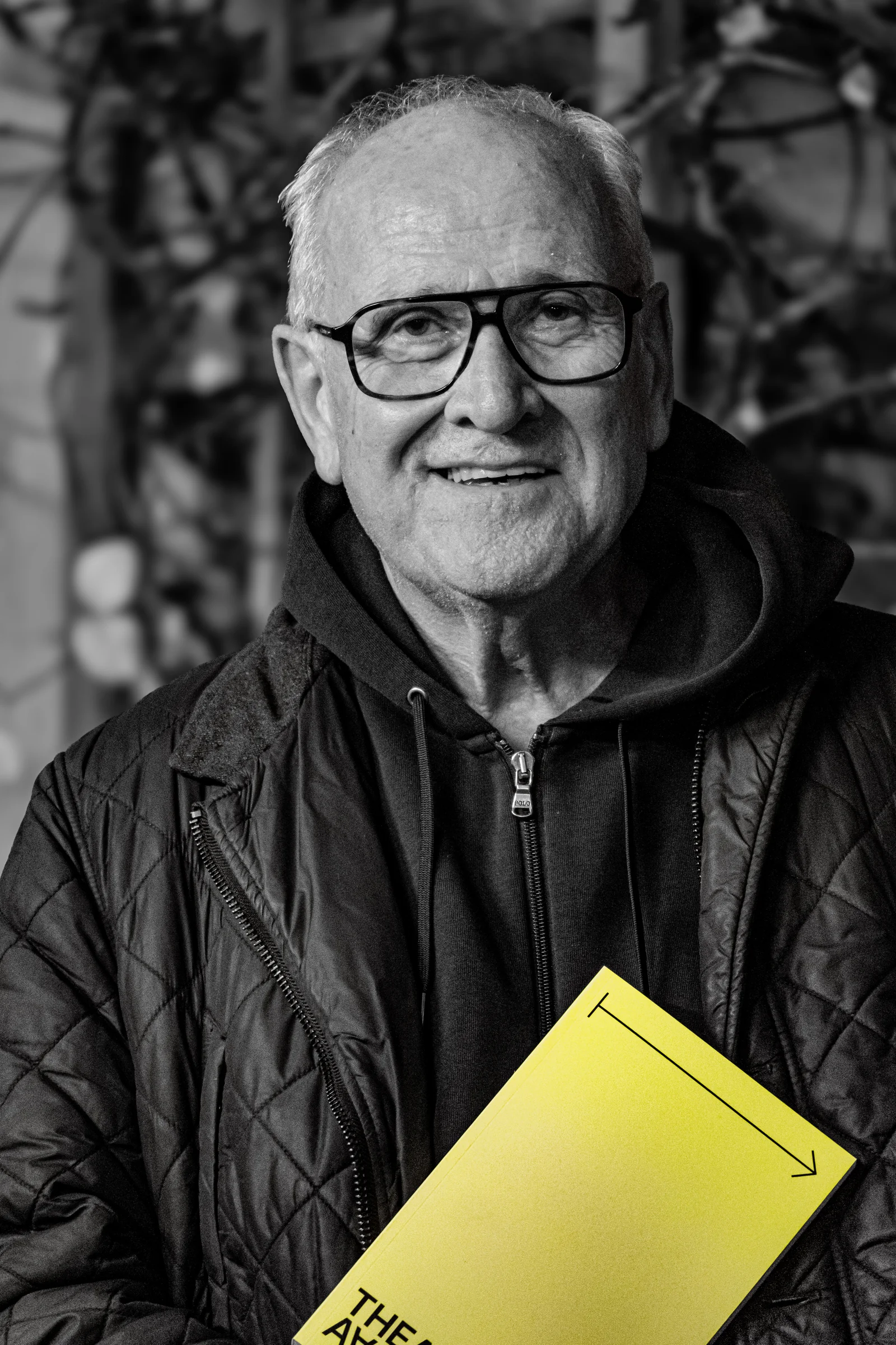 Portrait Aachen — Sjef mit Theaterprogramm vor schwarz-weißem Hintergrund, Editorial-Fotografie mit Nikon Z50 II, Februar 2026, von Emrach aus Aachen