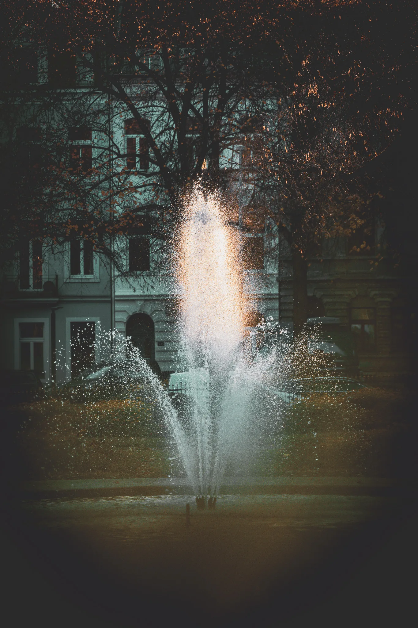 Street-Photography Aachen — Brunnen-Fontäne im Park, dokumentarisch mit Nikon Z50 II, Herbst 2025, von Emrach aus Aachen