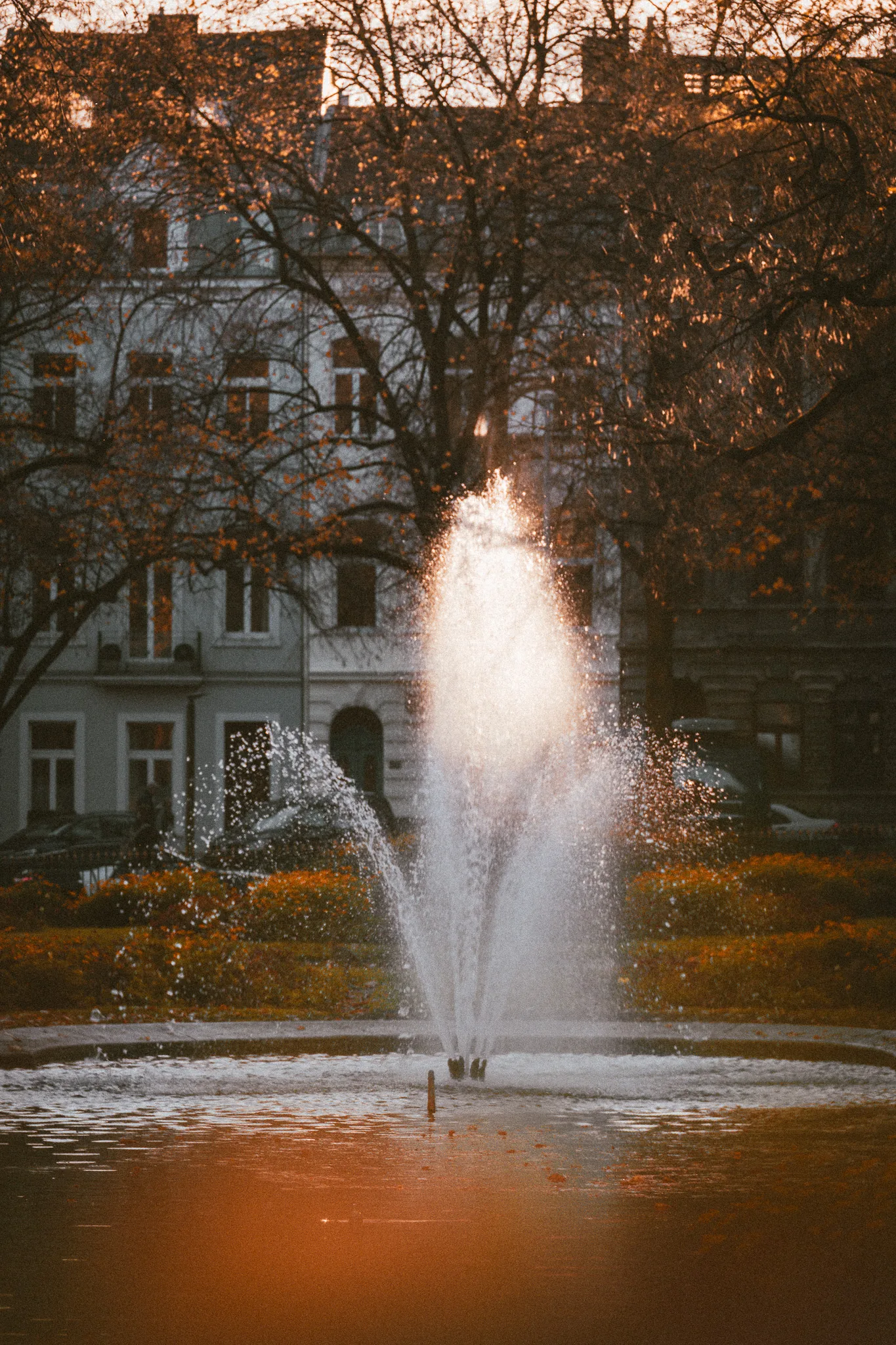 Street-Photography Aachen — Brunnen mit Stadtkulisse, dokumentarisch mit Nikon Z50 II, Herbst 2025, von Emrach aus Aache